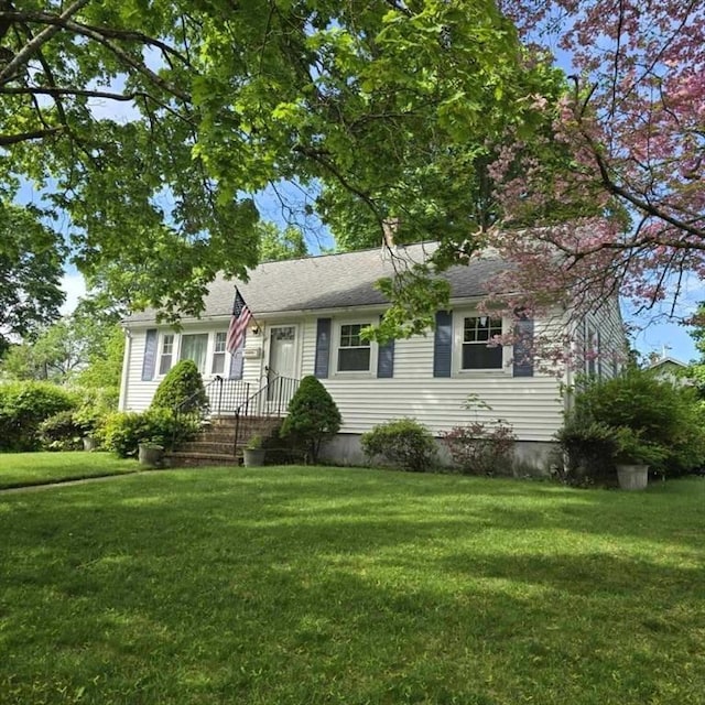 single story home with a front lawn