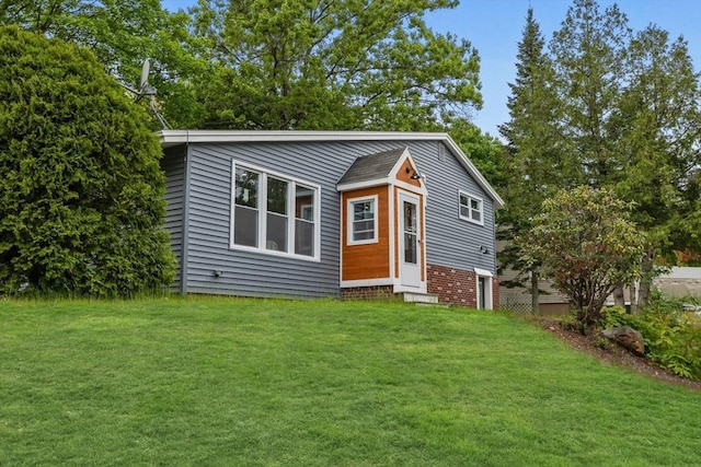 8 Piedmont St, Methuen, MA 01844 - bungalow-style house with entry steps and a front lawn
