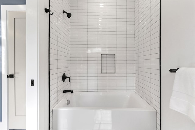 bathroom with tiled shower / bath