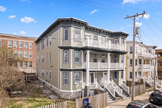 view of front facade featuring a balcony