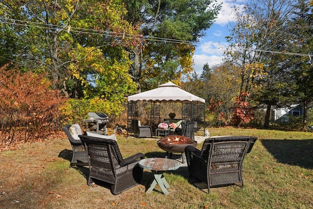 view of yard featuring an outdoor fire pit