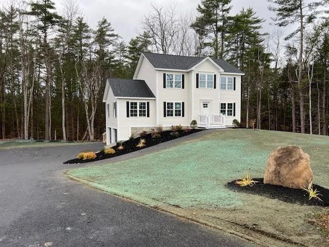 view of front of house featuring a garage and a front yard