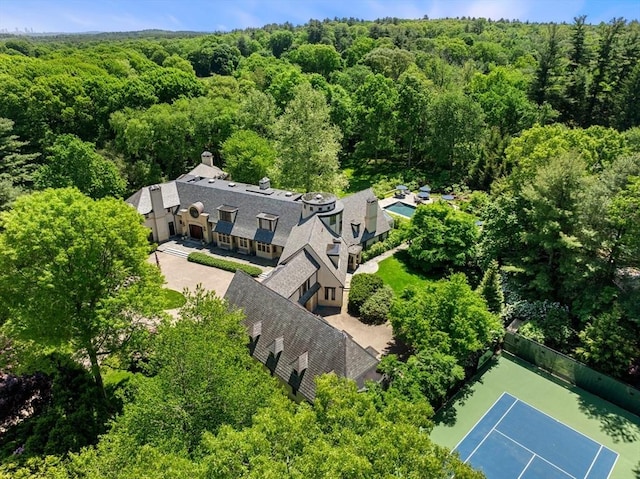 birds eye view of property featuring a wooded view