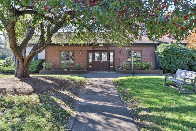 view of front of property with a front yard