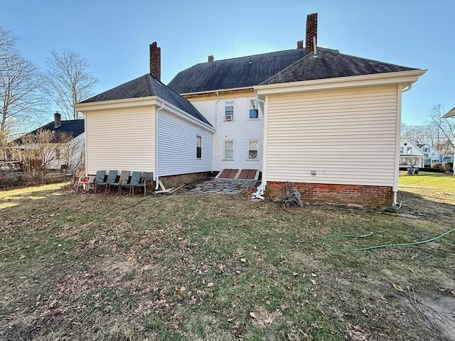 back of house featuring a lawn