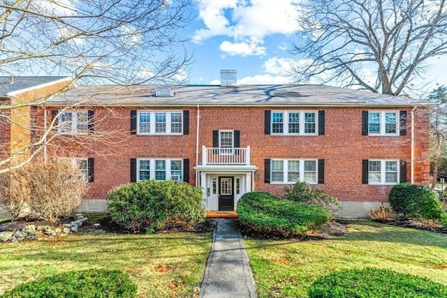 view of front of home with a front lawn