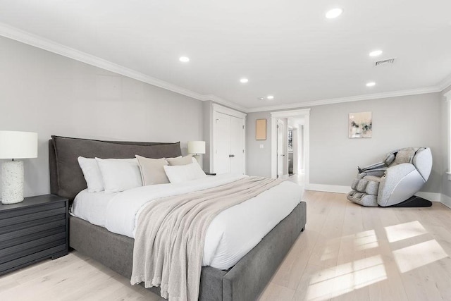 bedroom featuring light wood finished floors, recessed lighting, visible vents, ornamental molding, and baseboards