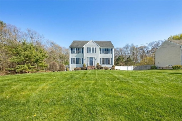 view of front facade with fence and a front yard