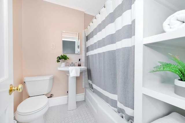 full bath featuring toilet, ornamental molding, baseboards, and shower / tub combo with curtain