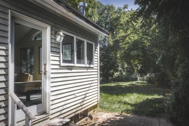 view of side of property featuring a yard