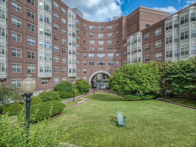 view of property's community featuring a yard