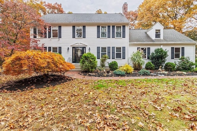 colonial inspired home featuring a front yard