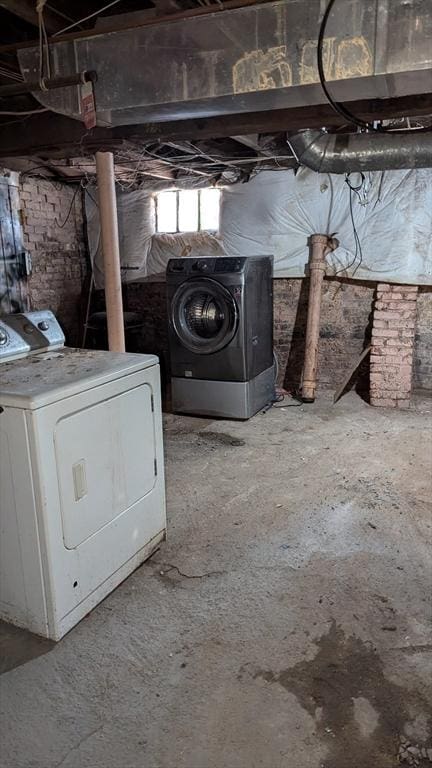 basement featuring washer / clothes dryer