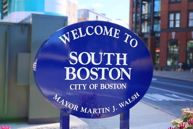 community / neighborhood sign with uncovered parking