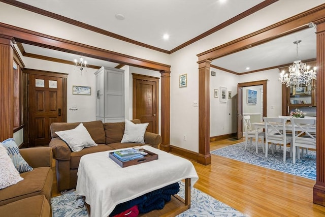 living area featuring a chandelier, light wood-type flooring, recessed lighting, ornamental molding, and baseboards