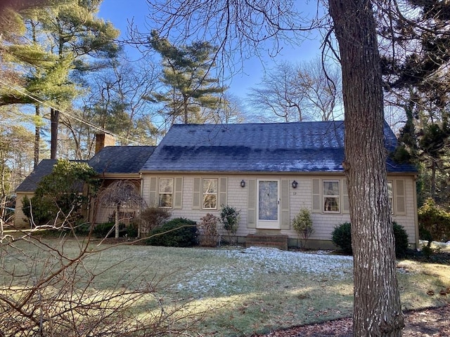 view of front of home featuring a front yard