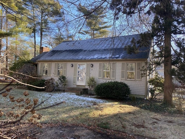 view of front facade featuring a front lawn