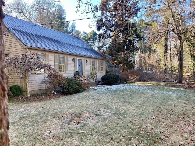 view of front facade featuring a front lawn