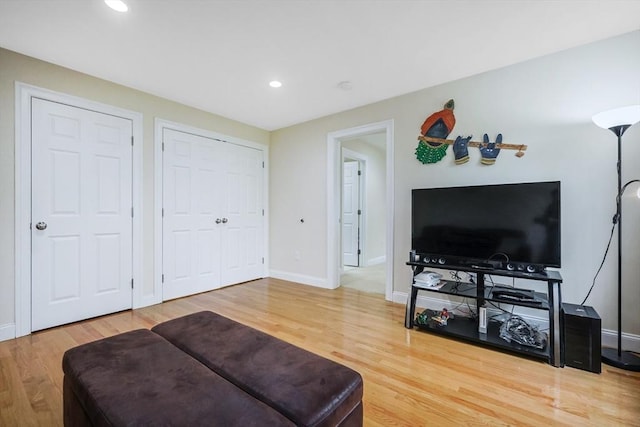 living room featuring recessed lighting, baseboards, and wood finished floors