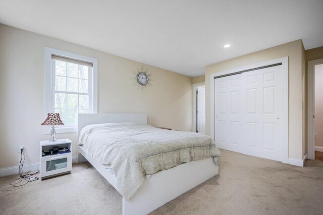 bedroom with baseboards, a closet, recessed lighting, and carpet
