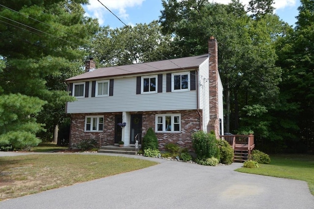 view of front of property featuring a front yard