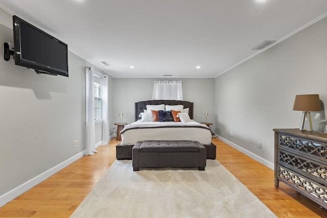 bedroom featuring crown molding, light wood finished floors, recessed lighting, baseboards, and visible vents