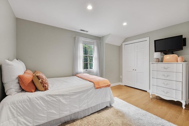 bedroom featuring visible vents, light wood-type flooring, baseboards, a closet, and recessed lighting