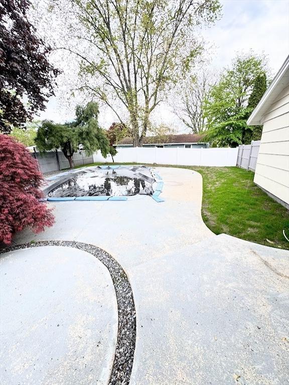 view of yard featuring a patio area
