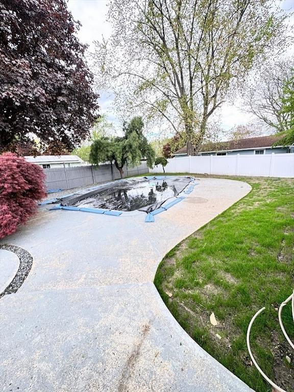 view of yard featuring a patio