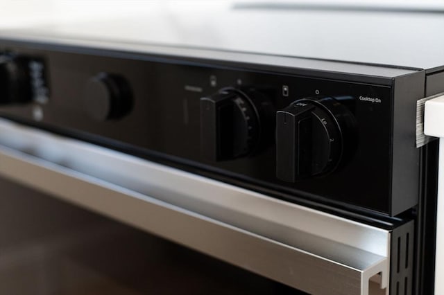 room details featuring range