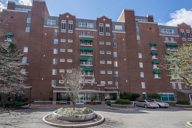 view of apartment building / complex