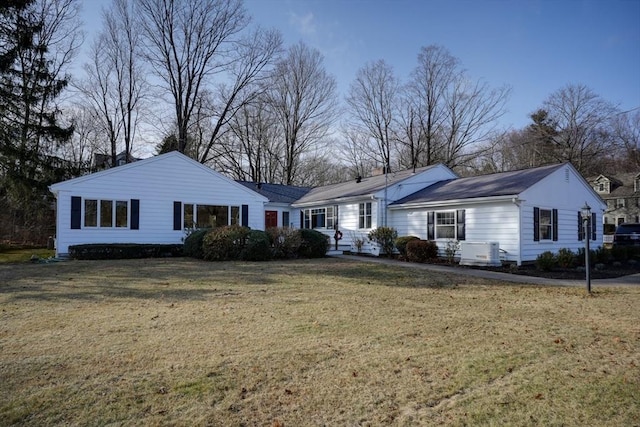 ranch-style house featuring a front yard