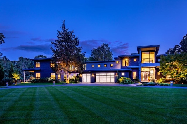 view of front of house featuring a lawn