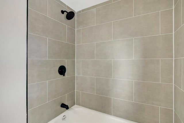 bathroom with tiled shower / bath combo