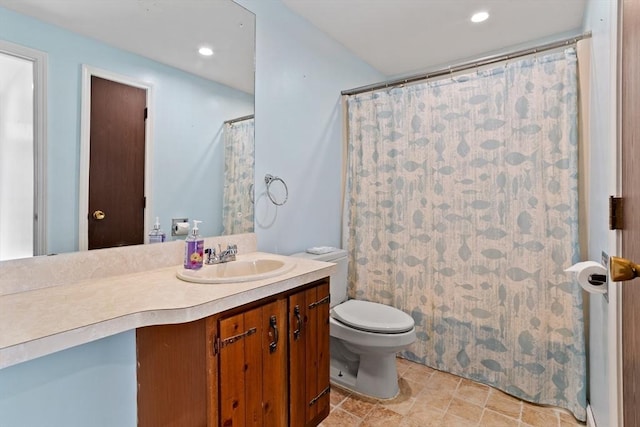 bathroom with a shower with curtain, vanity, and toilet