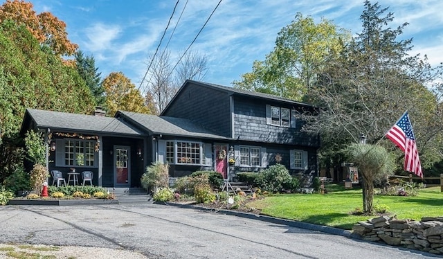 view of front facade featuring a front yard