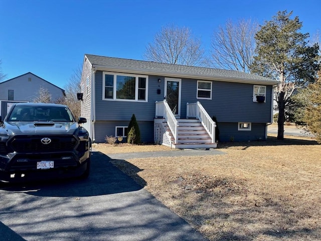 view of front of house featuring aphalt driveway