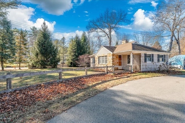 ranch-style house featuring covered porch