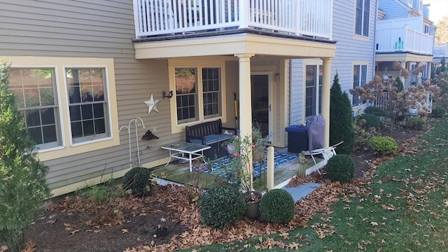 property entrance featuring a balcony