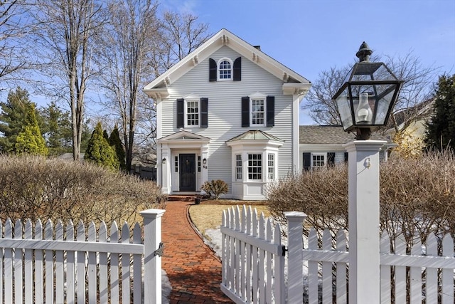 view of front of house featuring a fenced front yard