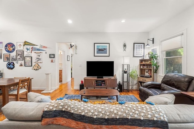 living area with light wood-style flooring, recessed lighting, and baseboards