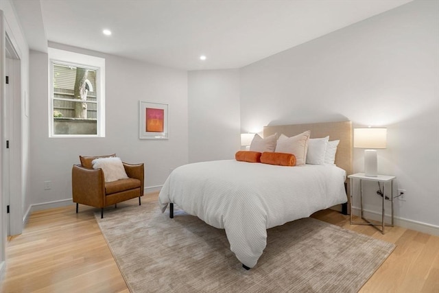 bedroom featuring light wood-style floors, baseboards, and recessed lighting