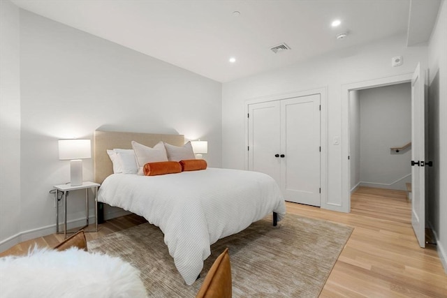 bedroom featuring baseboards, recessed lighting, light wood-style flooring, and visible vents