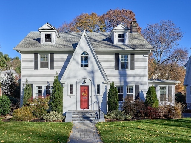 view of front of house featuring a front lawn