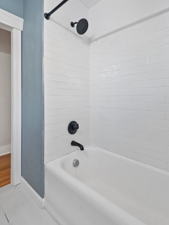 bathroom with tiled shower / bath