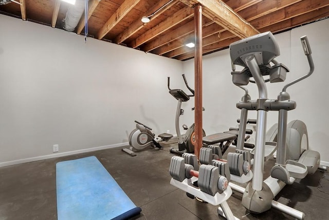 exercise area featuring baseboards