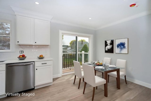 dining room with crown molding, recessed lighting, light wood-style flooring, and baseboards