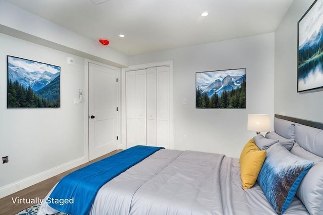 bedroom featuring baseboards, recessed lighting, wood finished floors, and a closet