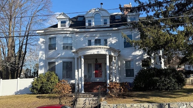 view of front of property with a front yard