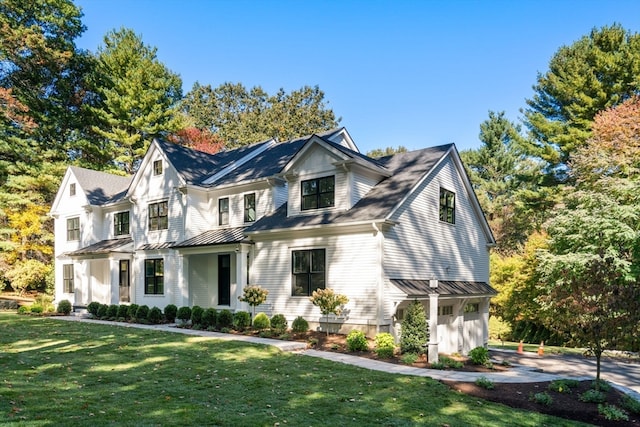 view of front of home featuring a front yard